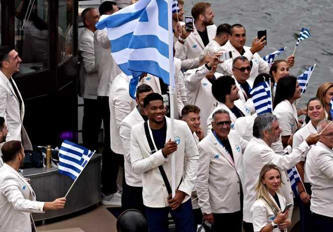 Συγκινεί ο Γιάννης Αντετοκούνμπο: “Με είδε ο πατέρας μου στον παράδεισο με τη σημαία και χόρευε” 🇬🇷