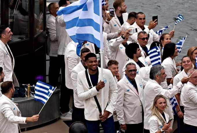 Συγκινεί ο Γιάννης Αντετοκούνμπο: “Με είδε ο πατέρας μου στον παράδεισο με τη σημαία και χόρευε” 🇬🇷