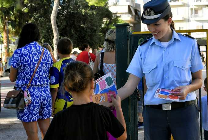 Με αφορμή τη νέα σχολική χρόνια, αστυνομικοί μοίρασαν ενημερωτικά φυλλάδια με συμβουλές οδικής ασφάλειας και κυκλοφοριακής αγωγής