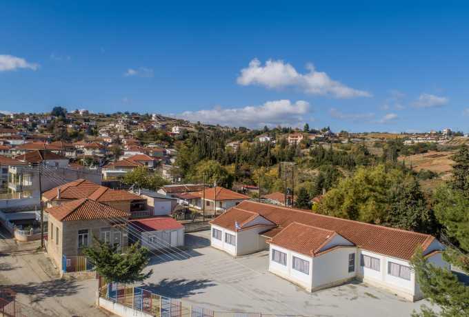 Οι γονείς του Κρυονερίου αντιδρούν στην αιφνιδιαστική υποβάθμιση του Δημοτικού Σχολείου σε πενταθέσιο.