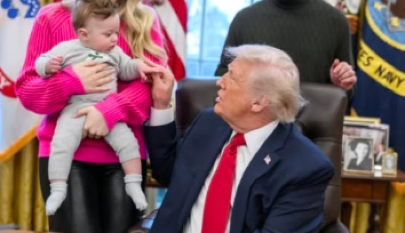 Η Τίφανι Τραμπ φέρνει τον γιο της στο Οβάλ Γραφείο για να δει τον Πρόεδρο Τραμπ