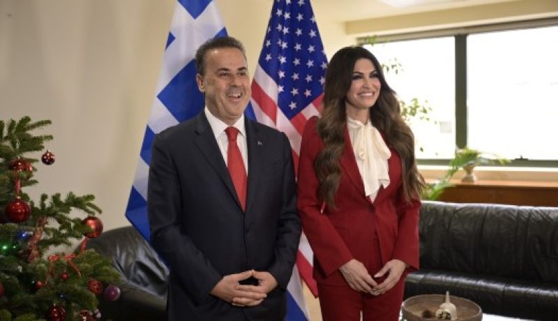 Η Πρέσβης των ΗΠΑ στο ΥΠΕΝ – και τα κάλαντα έπαιξαν τον ρόλο τους