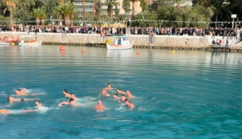 Αγιασμός των Υδάτων στο Λουτράκι – Με λαμπρότητα ο εορτασμός των Θεοφανείων