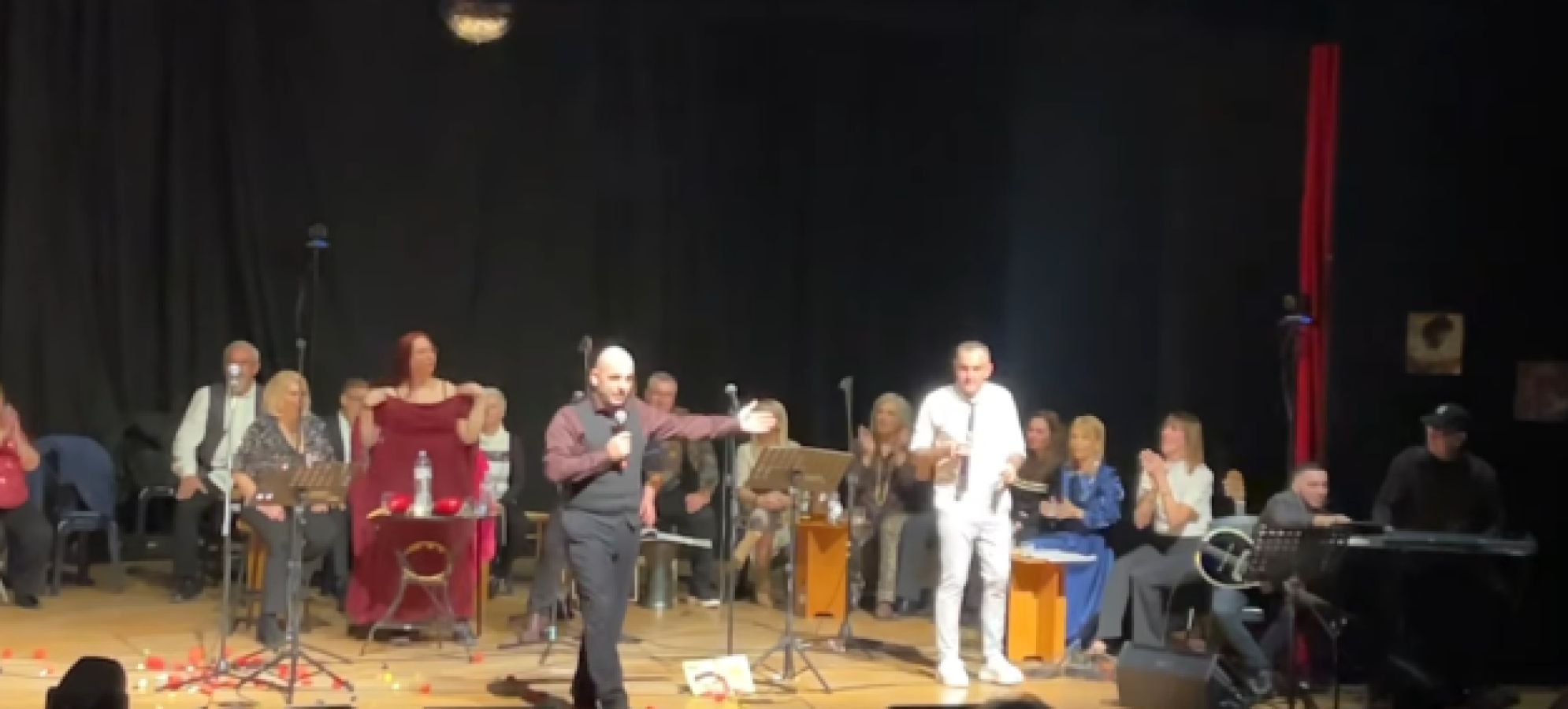 Από τα ράφια των δισκοπωλείων στα λαϊκά κέντρα: Η παράσταση «Οι παλιές μας αγάπες έμειναν στο ράφι» συνεχίζει δυναμικά