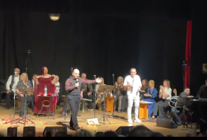 Από τα ράφια των δισκοπωλείων στα λαϊκά κέντρα: Η παράσταση «Οι παλιές μας αγάπες έμειναν στο ράφι» συνεχίζει δυναμικά