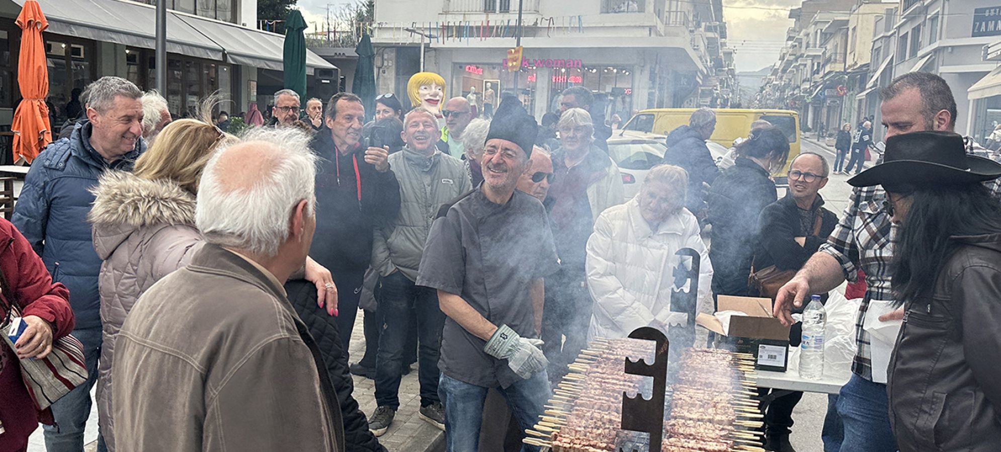 Ο Δήμαρχος Σπύρος Σταματόπουλος «έπιασε τη σούβλα» και οδήγησε το Κιάτο στο παραδοσιακό Τσίκνισμα