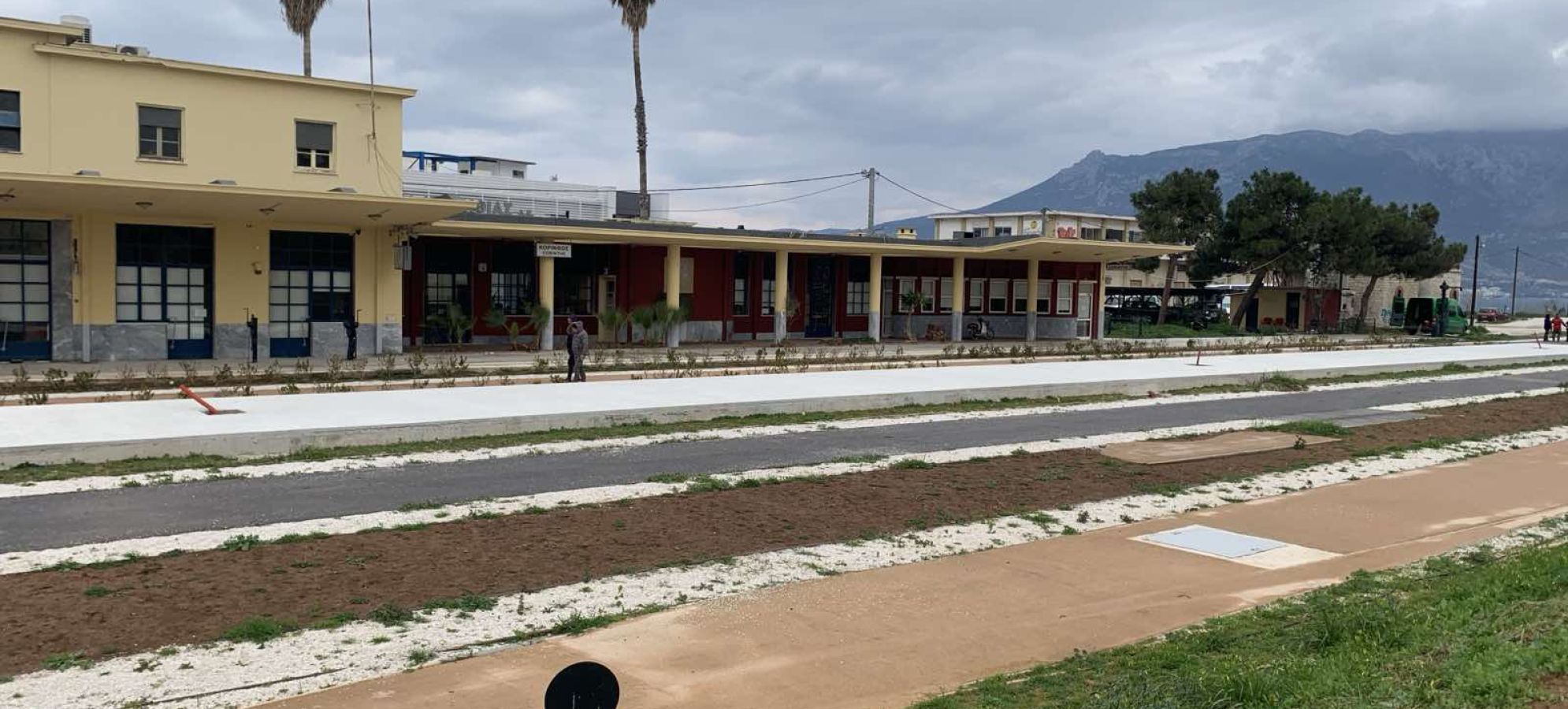 Δήμος Κορινθίων: Παραδίδεται την Πέμπτη ο νέος περιβάλλων χώρος στον Σιδηροδρομικό Σταθμό – Τι αλλάζει στην ανατολική είσοδο της πόλης