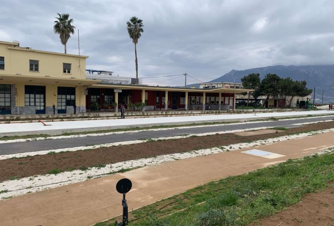 Δήμος Κορινθίων: Παραδίδεται την Πέμπτη ο νέος περιβάλλων χώρος στον Σιδηροδρομικό Σταθμό – Τι αλλάζει στην ανατολική είσοδο της πόλης