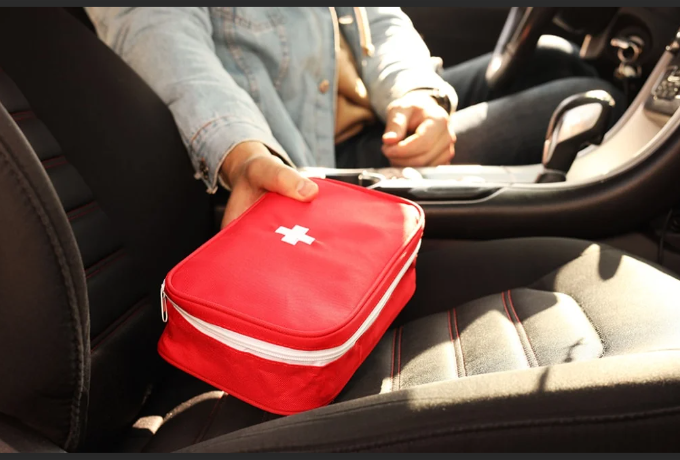 Φαρμακείο αυτοκινήτου: Τι πρέπει να περιέχει από τις 18 Ιουνίου – Νέες υποχρεώσεις σύμφωνα με το Υπουργείο Μεταφορών