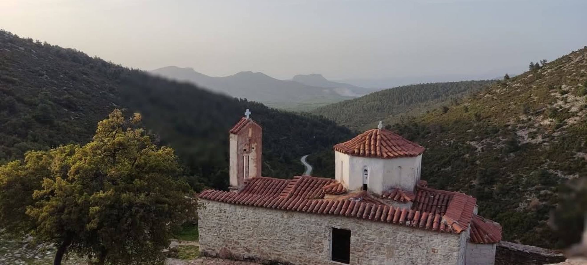 Χιλιομόδι Κορινθίας: Αναβιώνει το εντυπωσιακό έθιμο με τις φωτιές στο Παλαιό Μοναστήρι της Φανερωμένης