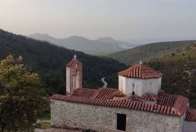 Χιλιομόδι Κορινθίας: Αναβιώνει το εντυπωσιακό έθιμο με τις φωτιές στο Παλαιό Μοναστήρι της Φανερωμένης