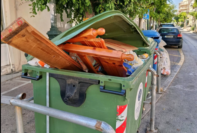 Λουτράκι: Κρεβάτι πεταμένο σε κάδο απορριμμάτων στο κέντρο της πόλης – Παρέμβαση του Αντιδημάρχου Καθαριότητας