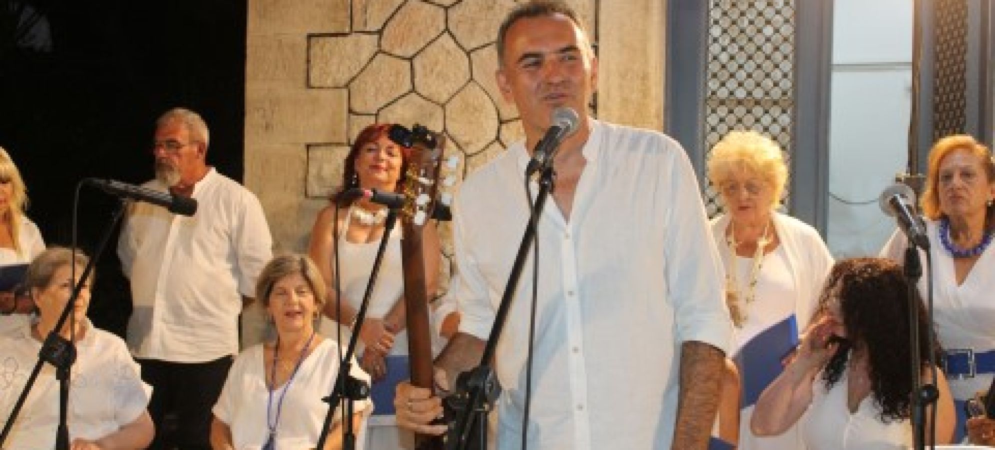 Ο Μάκης Ψαραδέλλης παρουσιάζει τη μουσική παράσταση «Έβγα στο παραθύρι σου» στους Αγίους Θεοδώρους