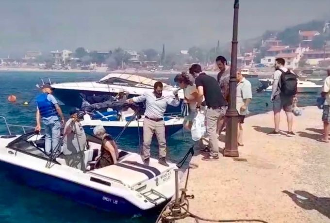 Φωτιά στη Βοιωτία: Απομακρύνθηκαν δια θαλάσσης 270 πολίτες – Κρίσιμα τα μέτωπα σε Λιβαδόστρα και Άγιο Νικόλαο