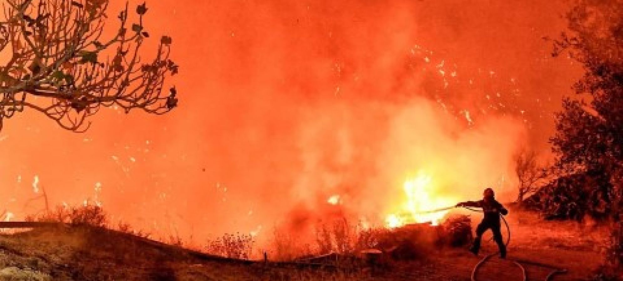 Σαλαμίνα: 2 νεκροί και 4 τραυματίες από τις πυρκαγιές – Καίγονται σπίτια