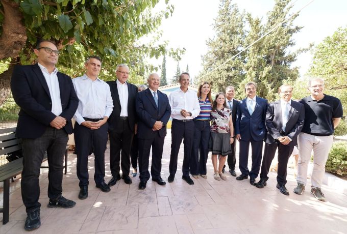 Κυριάκος Μητσοτάκης και Χρίστος Δήμας στο ανακαινισμένο σχολείο «Ρόζα Ιμβριώτη»