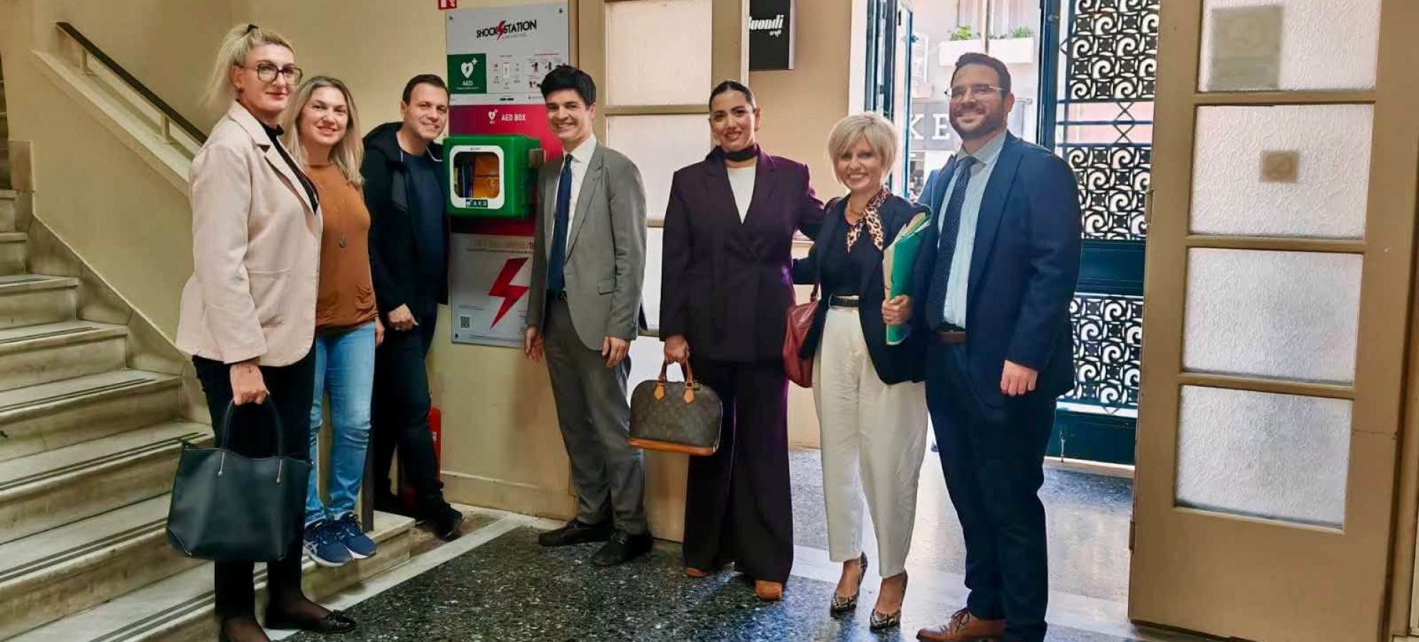 Ειδικό κυτίο φύλαξης για τον απινιδωτή στο Δικαστικό Μέγαρο Κορίνθου – Σεμινάριο πρώτων βοηθειών