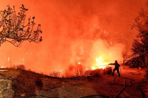 Προειδοποίηση Δήμου Σικυωνίων λόγω πυρκαγιάς σε κτήριο στο Κιάτο – Κίνδυνος από τους καπνούς
