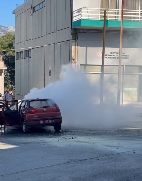 Φωτιά πήρε αυτοκίνητο την ώρα που βρισκόταν εν κινήσει στο ύψος του Νοσοκομείου