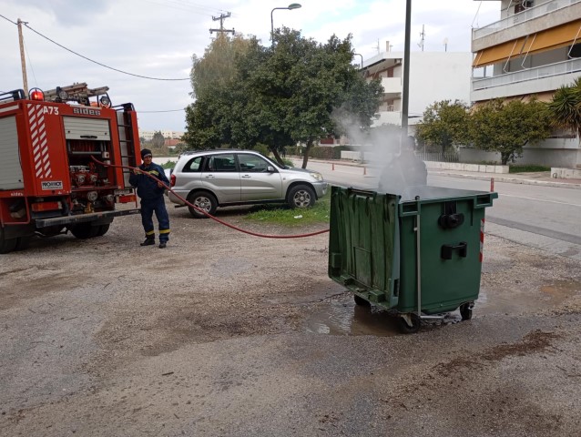 Φωτιά σε κάδο απορριμμάτων από υπολείμματα τζακιών στο Λουτράκι