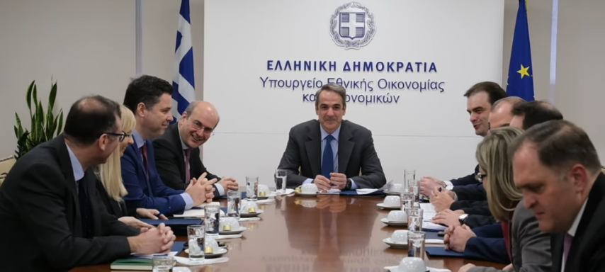 Στο ΥΠΟΙΚ βρέθηκε σήμερα ο πρωθυπουργός , στην πρώτη του συνάντηση με το νέο υπουργό Οικονομικών Κυριάκο Πιερρακάκη.