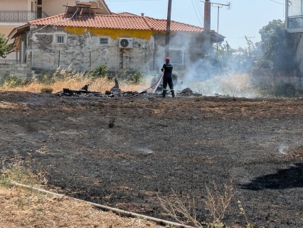 Φωτιά σε ξερά χόρτα στον Σολωμό – Άμεση κινητοποίηση και γρήγορη οριοθέτηση από τις πυροσβεστικές δυνάμεις