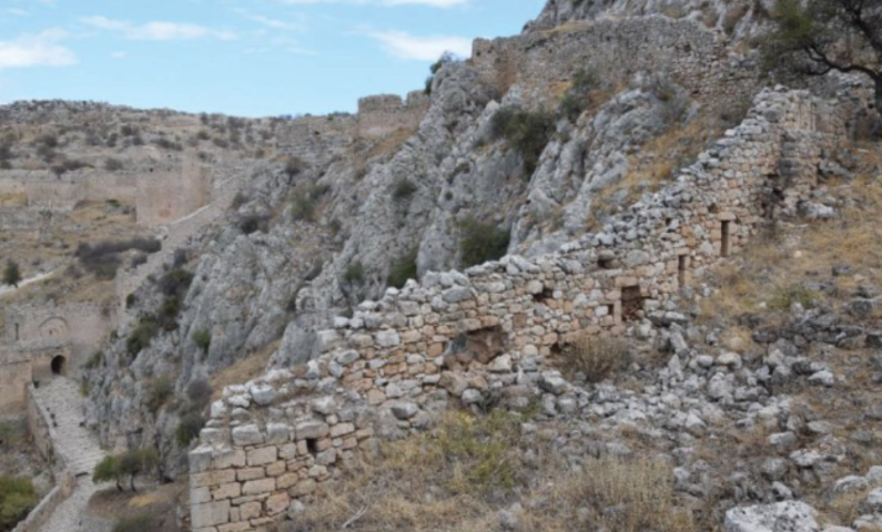 Μελέτες και έργα προστασίας και ανάδειξης του Κάστρου του Ακροκορίνθου εκτελεί το Υπουργείο Πολιτισμού
