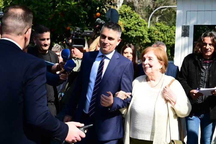 Συνοδευόμενος από την μητέρα του  ο νέος Υπουργός Υποδομών και Μεταφορών, Χρίστος Δήμας