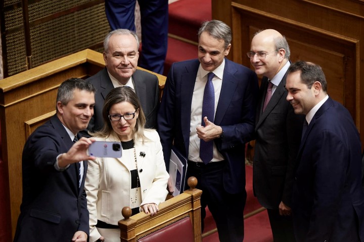 H υπερψήφιση του προϋπολογισμού 2025 σε μία φωτό
