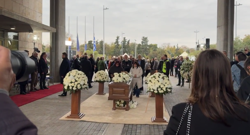 Πλήθος κόσμου αποχαιρετά τον Γιάννη Μπουτάρη -Στο δημαρχείο η σορός 