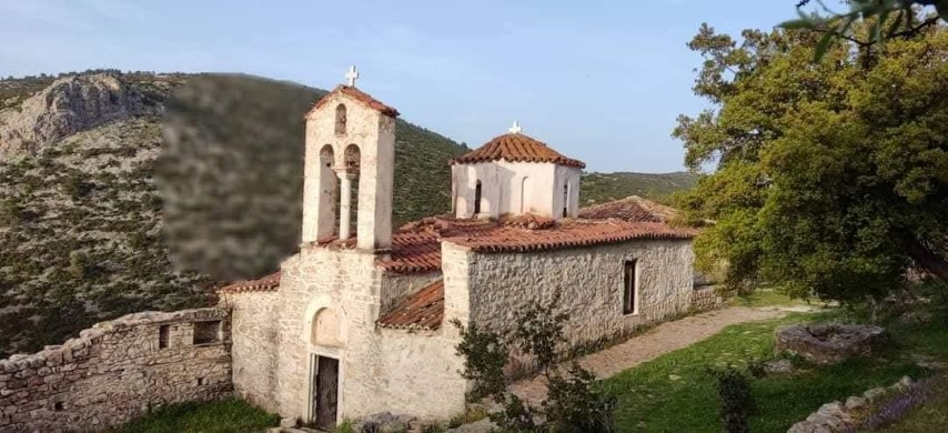 Το  έθιμο του  ανάμματος των φωτιών, παραμονή της Ζωοδόχου Πηγής, στο Παλαιό Μοναστήρι της Παναγίας της Φανερωμένης