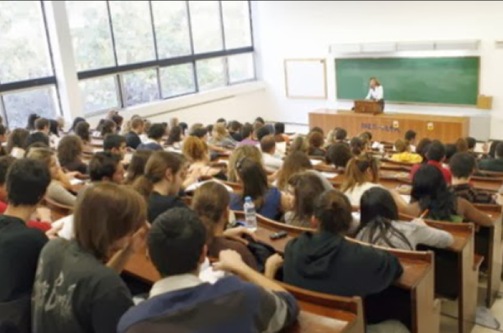 Διαγράφονται 330.000 "αιώνιοι" φοιτητές | Από ποια ιδρύµατα θα δουν την πόρτα της εξόδου