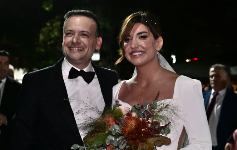 Στο κλαμπ των παντρεμένων ανήκει από χθες ο δήμαρχος Αθηναίων Χάρης Δούκας 