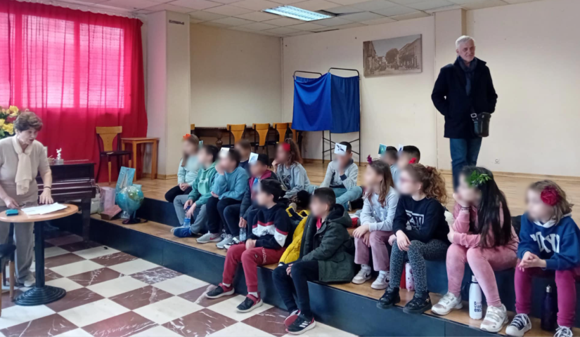 Μαθητές επισκέφθηκαν το ΚΑΠΗ Σικυωνίων και ενημερώθηκαν για τις δραστηριότητες σε αυτό των παππούδων και των γιαγιάδων