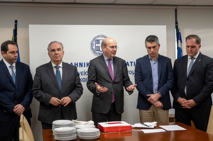Έκοψαν την βασιλόπιτα  στο Υπουργείο Εθνικής Οικονομίας και Οικονομικών | Ποιος ο τυχερός;