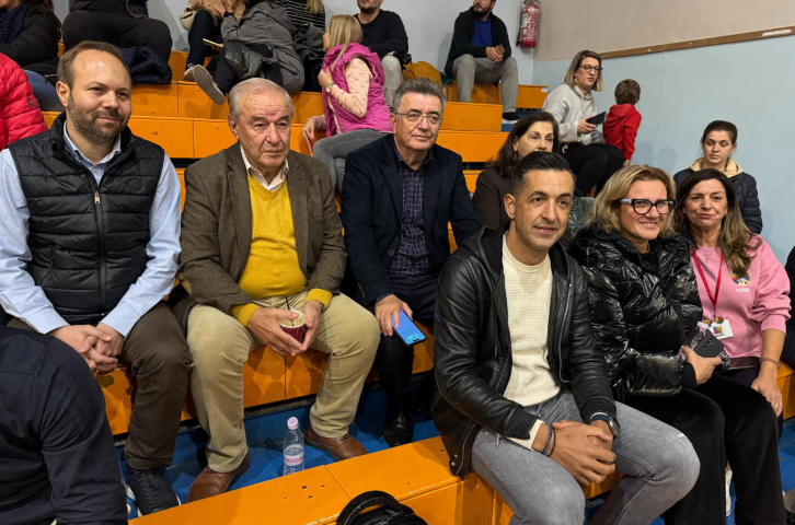 Ο Γιάννης Μπουρούσης πέταξε την μπάλα ψηλά και ο «ΚΑΟ Κορίνθου» κέρδισε το τζάμπολ.
