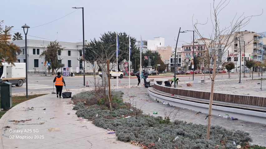 Όταν η πόλη κοιμάται κάποιοι φροντίζουν να την έχουν καθαρή.