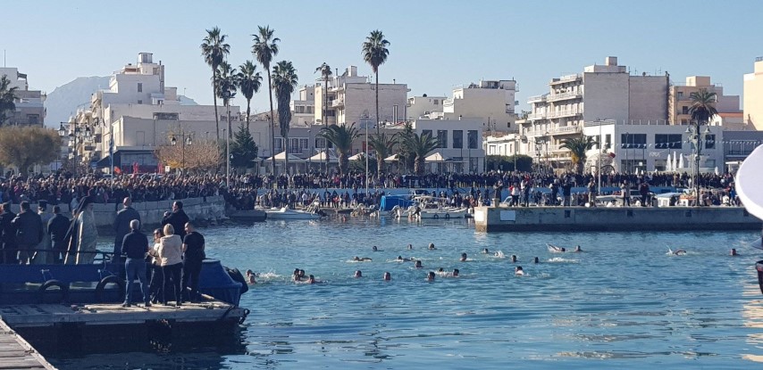 Πλήθος Κορινθίων παρακολούθησε το Καθαγιασμό των υδάτων στο λιμάνι 