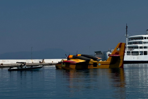Αναγκαστική προσθαλάσσωση Canadair στον Κορινθιακό – Σώοι οι πιλότοι