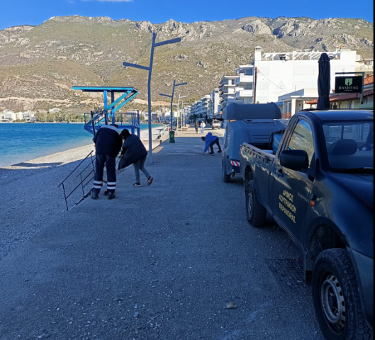 Από το πρωί τα συνεργεία του Δήμου καθάρισαν την παραλία του Λουτρακίου!