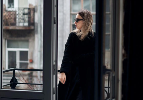 Γιατί φοράμε μαύρα στις κηδείες σύμφωνα με την ψυχολογία; Η ιστορία, το νόημα & οι σύγχρονες τάσεις