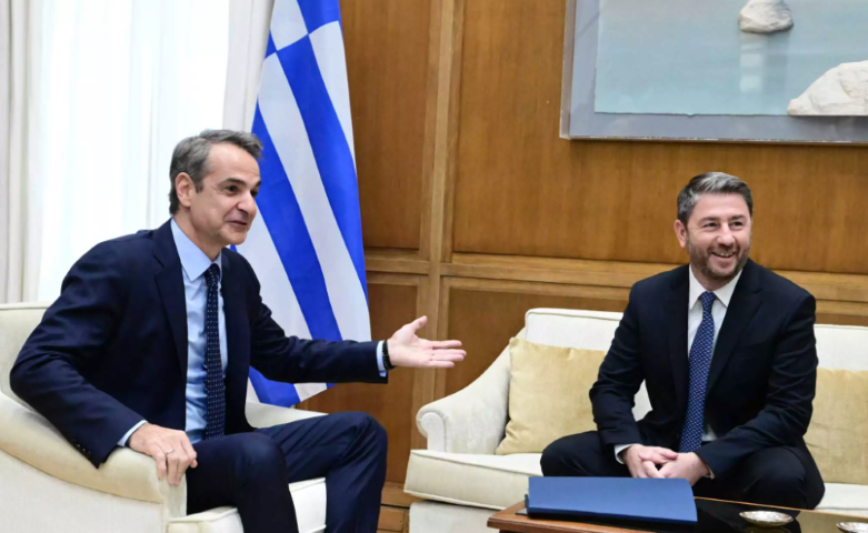 Συνάντηση Μητσοτάκη – Ανδρουλάκη στη Βουλή: «Με ρώτησαν τι θα σε κεράσω» – «Ντολμαδάκια»