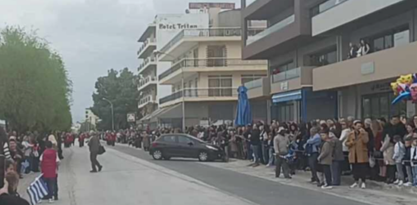 Παρέλασαν με το αυτοκίνητο στη μέση της παρέλασης – Καμία αντίδραση από τις αρχές