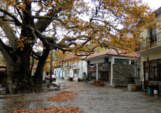 Στη σκιά ενός πλάτανου 1.000 ετών βρίσκεται το χωριό με το πιο παράξενο όνομα στην Πελοπόννησο