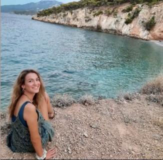 Γαρυφαλλιά… Πάντα και για Πάντα Μια κόρη, μια αδερφή, μια φίλη… Ένα χαμόγελο που δεν ξεχνιέται.