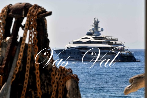 Το εντυπωσιακό mega-yacht "Launchpad" του Mark Zuckerberg αγκυροβολημένο στον Κορινθιακό Κόλπο