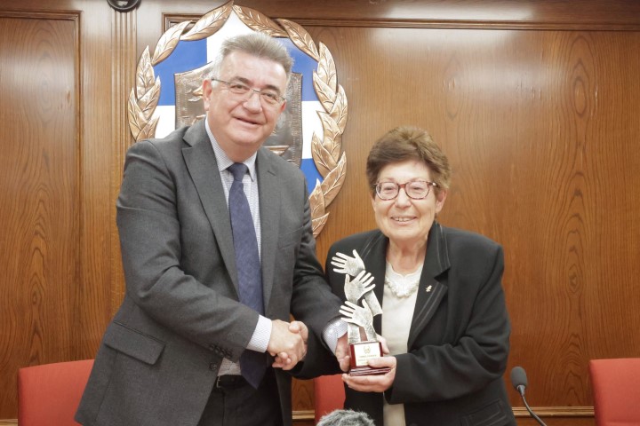 Μία Γυναίκα Σύμβολο της Κοινωνικής Προσφοράς και Κήρυκα της Περιβαλλοντικής Συνείδησης, μία Κυρία του Εθελοντισμού τίμησε ο Δήμος Κορινθίων. 