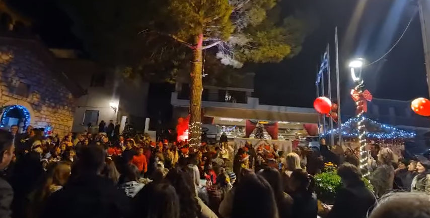 Εορταστική ατμόσφαιρα στο Σοφικό . Παιδικές φωνούλες άναψαν τα λαμπιόνια στο χριστουγεννιάτικο δέντρο
