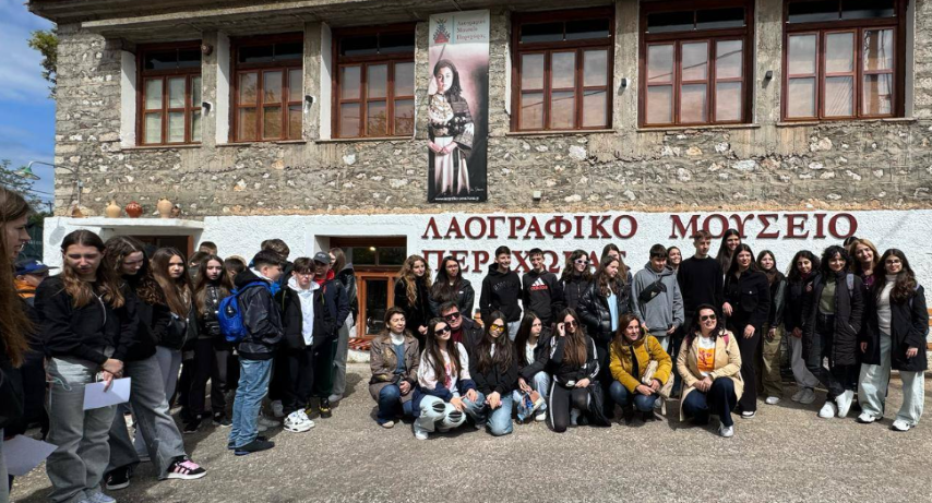 Πολωνοί , Κύπριοι , Ρουμάνοι και Έλληνες μαθητές μια παρέα βρεθήκανε στο εκπληκτικό Λαογραφικό Μουσείο Περαχώρας