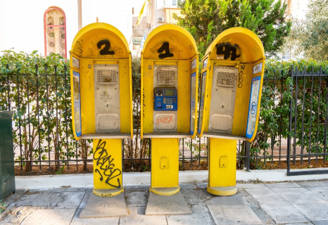 Τέλος εποχής για τα εγκαταλελειμμένα καρτοτηλέφωνα της Αθήνας